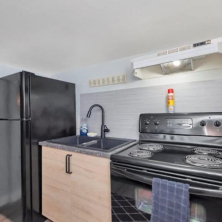 Quaint 1 Bedroom Lower Suite In Victoria, Bc Екстериор снимка