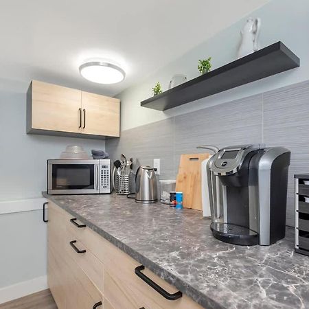 Quaint 1 Bedroom Lower Suite In Victoria, Bc Екстериор снимка