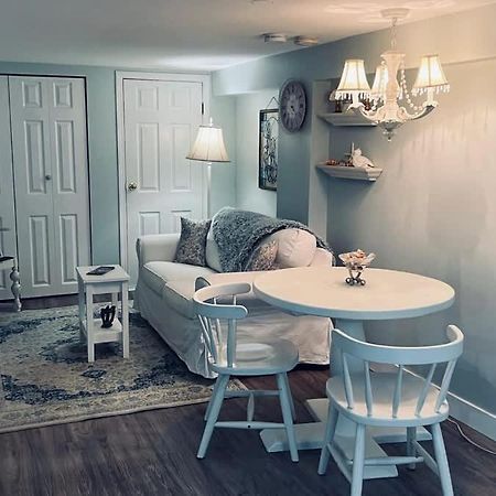 Quaint 1 Bedroom Lower Suite In Victoria, Bc Екстериор снимка