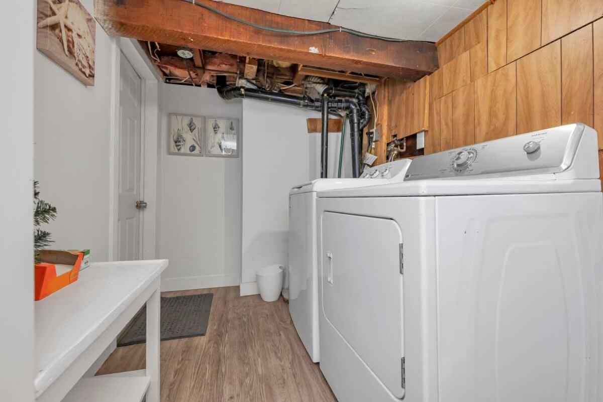 Quaint 1 Bedroom Lower Suite In Victoria, Bc Екстериор снимка