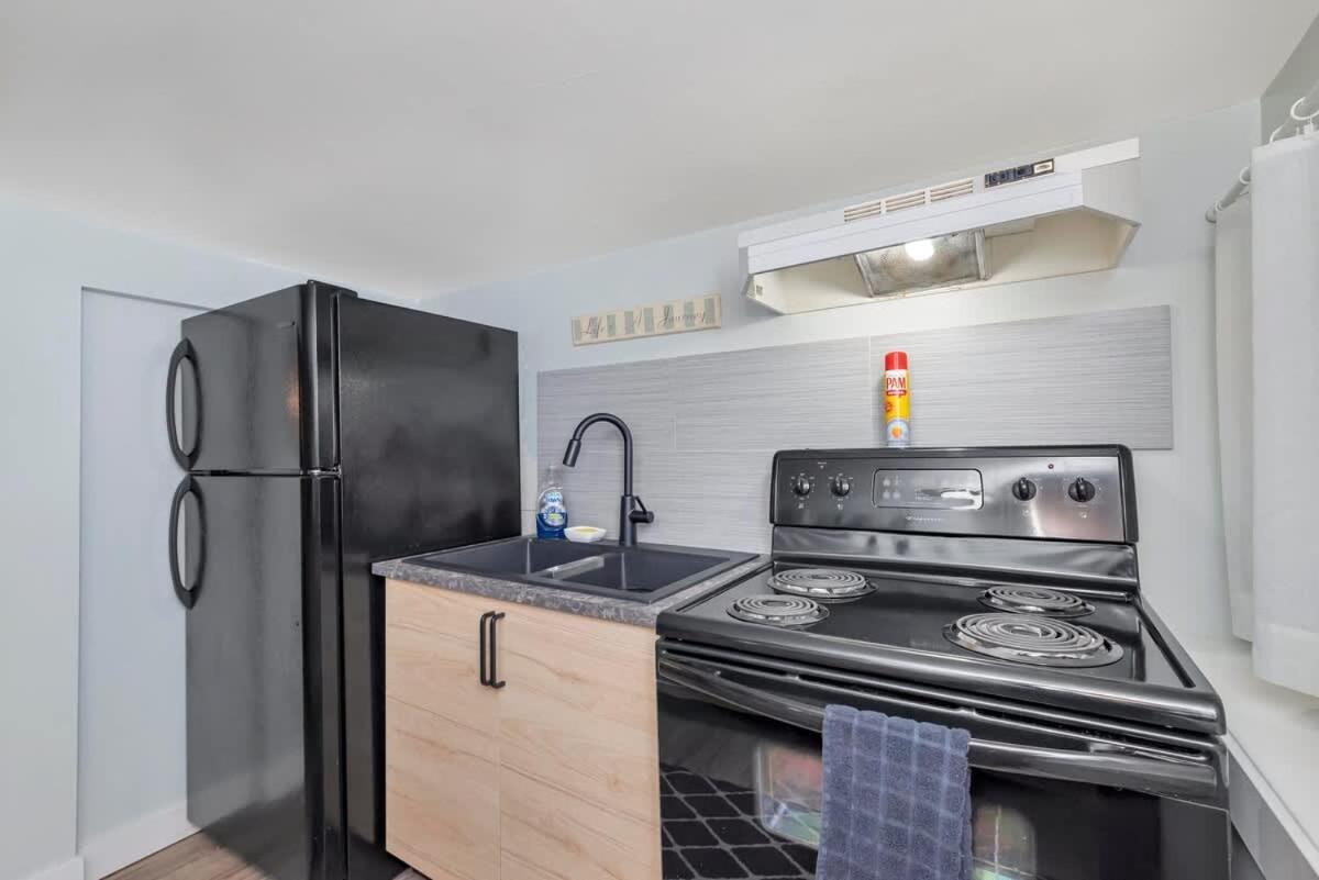 Quaint 1 Bedroom Lower Suite In Victoria, Bc Екстериор снимка