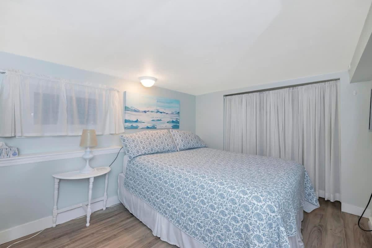 Quaint 1 Bedroom Lower Suite In Victoria, Bc Екстериор снимка