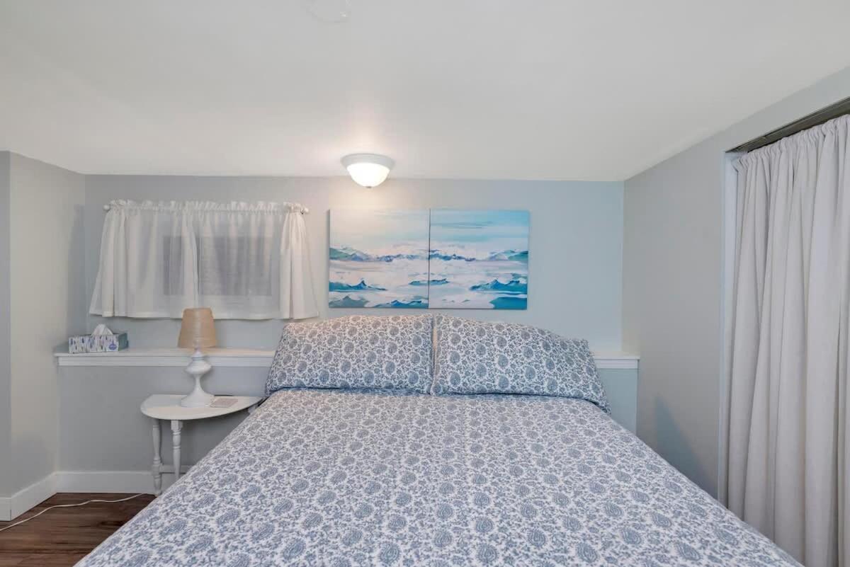 Quaint 1 Bedroom Lower Suite In Victoria, Bc Екстериор снимка