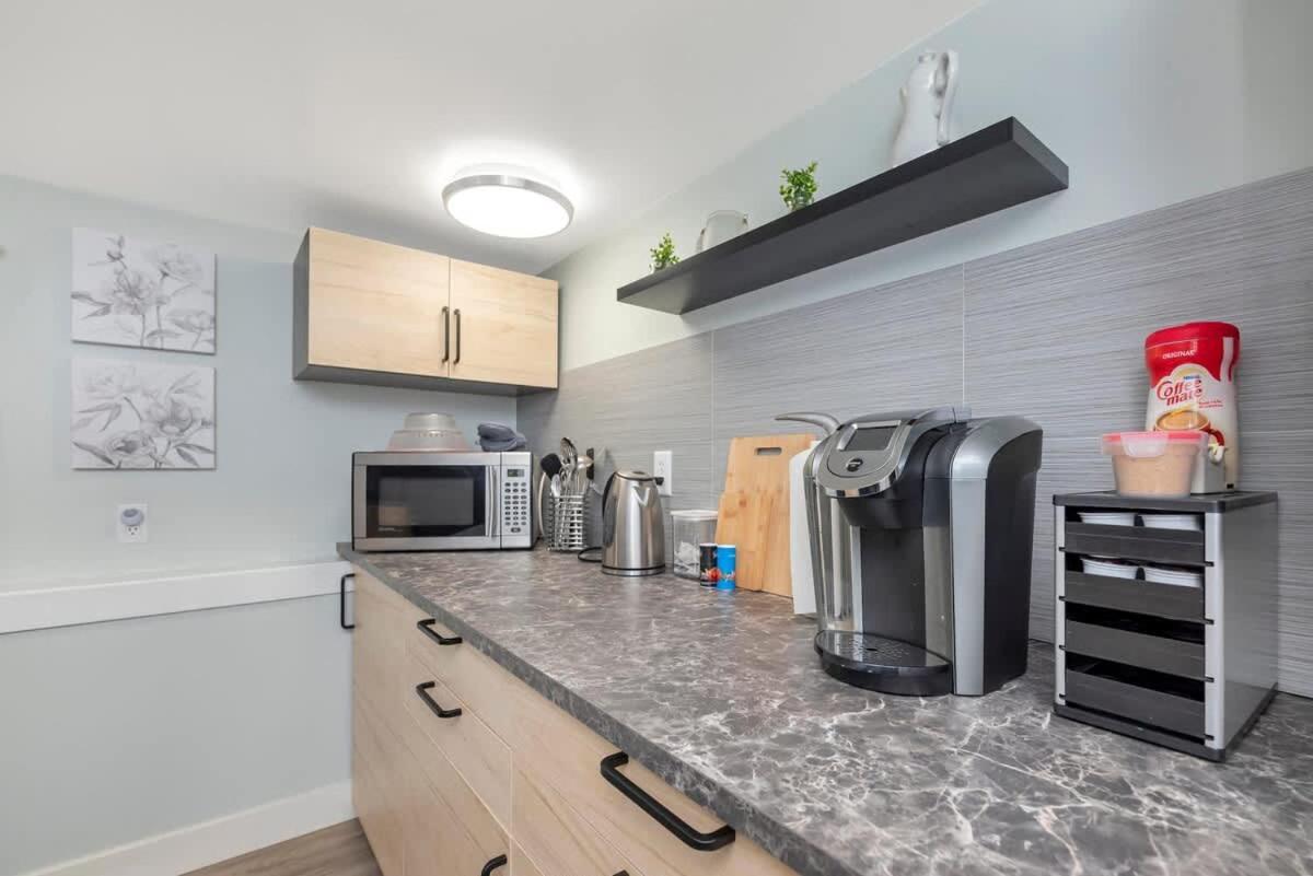 Quaint 1 Bedroom Lower Suite In Victoria, Bc Екстериор снимка