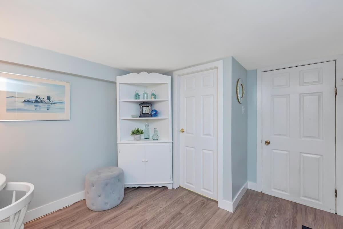 Quaint 1 Bedroom Lower Suite In Victoria, Bc Екстериор снимка