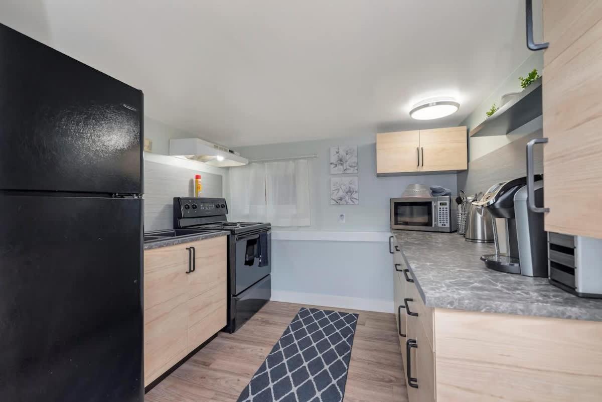 Quaint 1 Bedroom Lower Suite In Victoria, Bc Екстериор снимка