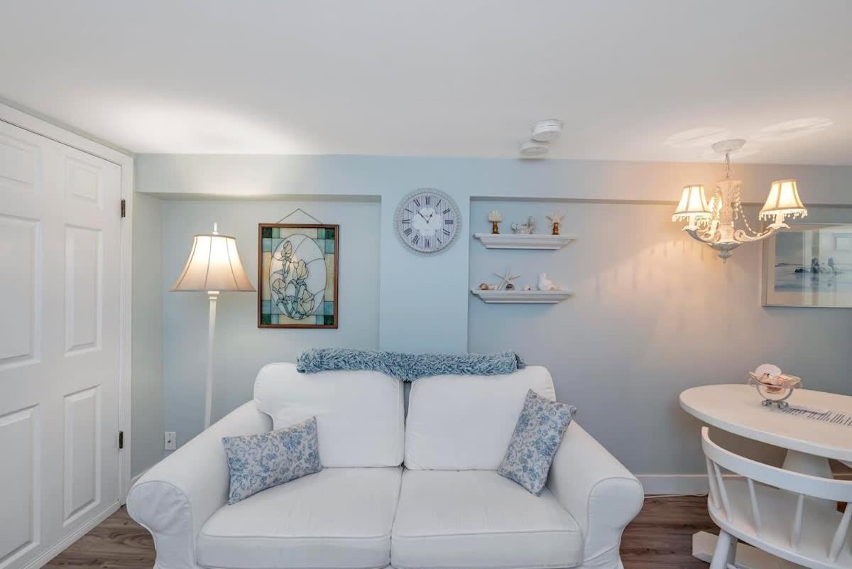 Quaint 1 Bedroom Lower Suite In Victoria, Bc Екстериор снимка