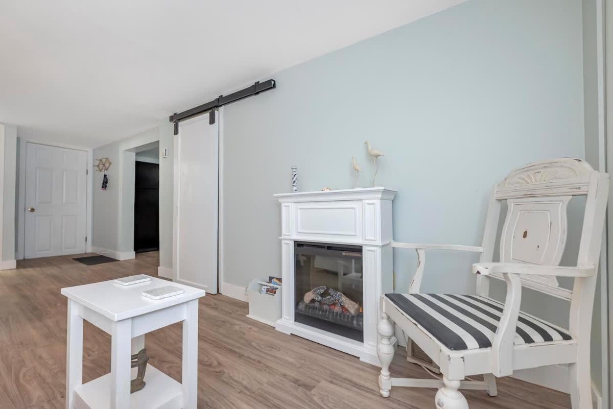 Quaint 1 Bedroom Lower Suite In Victoria, Bc Екстериор снимка