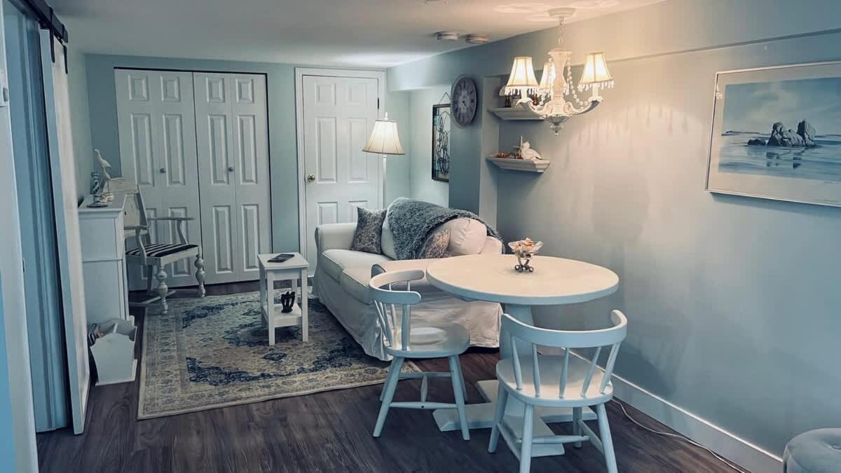 Quaint 1 Bedroom Lower Suite In Victoria, Bc Екстериор снимка