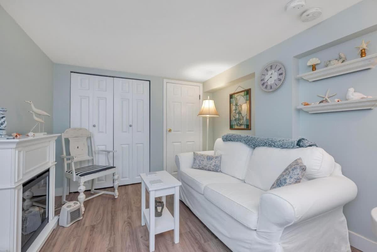 Quaint 1 Bedroom Lower Suite In Victoria, Bc Екстериор снимка